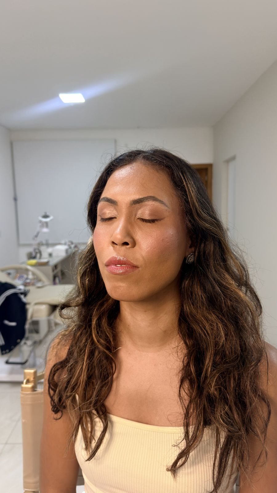 Modelo de olhos fechados, mostrando a pálpebra limpa e os cílios com máscara