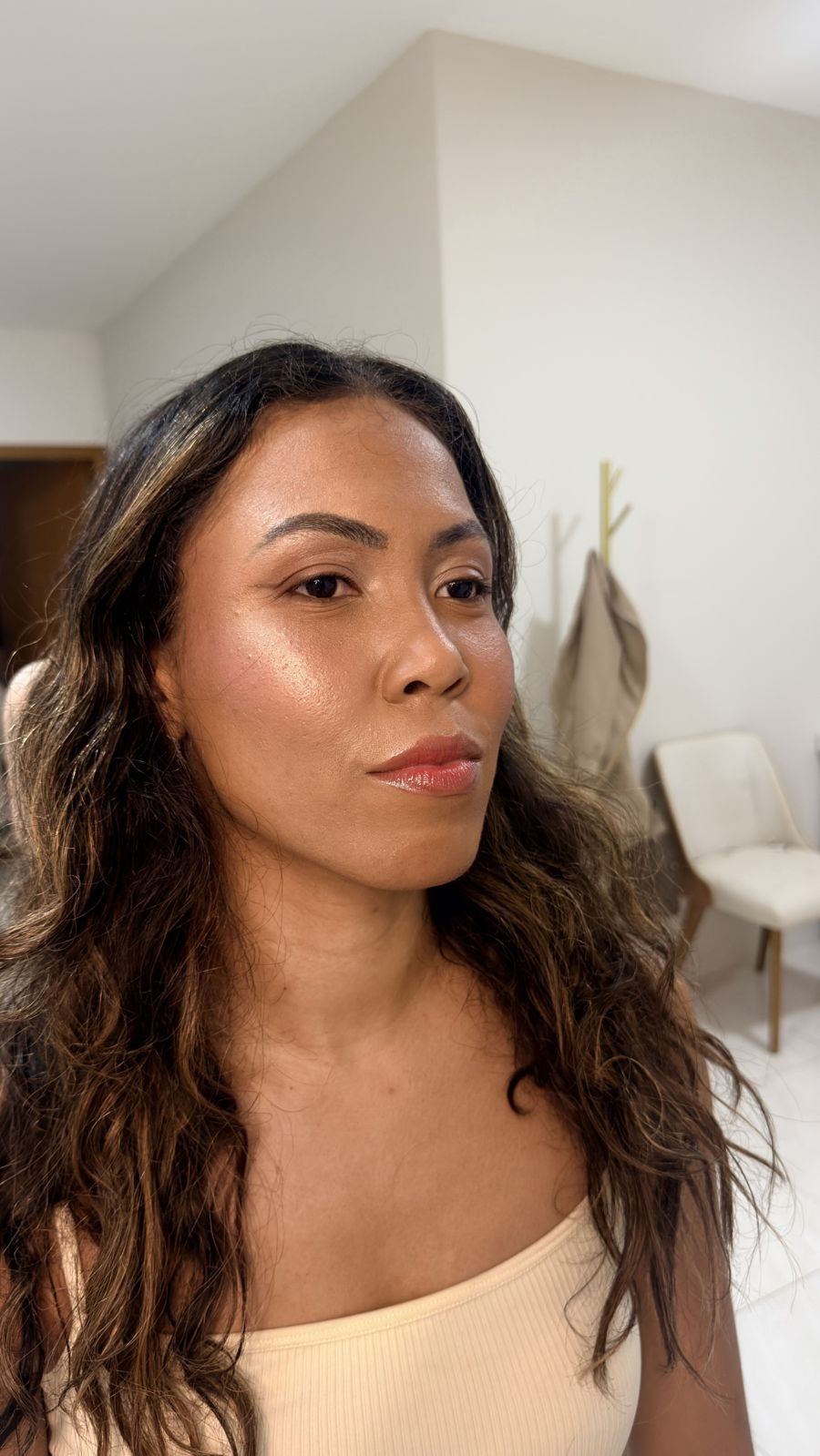 Maquiagem finalizada da modelo na primeira live do Belevin, com pele iluminada e batom rosado