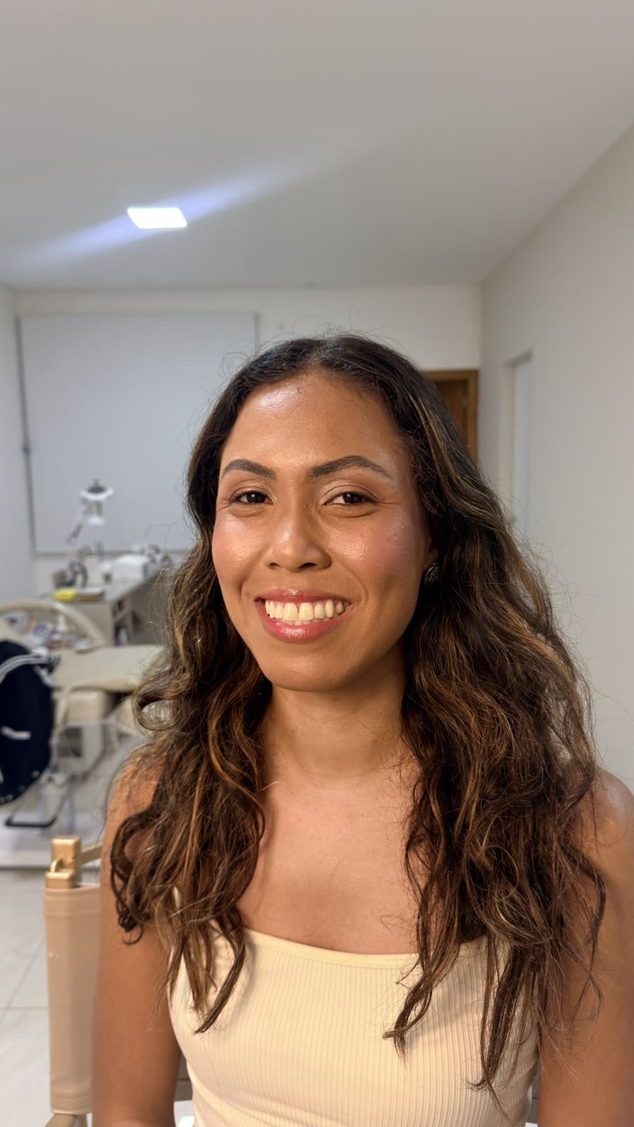Modelo sorrindo com a maquiagem finalizada na primeira live do Belevin